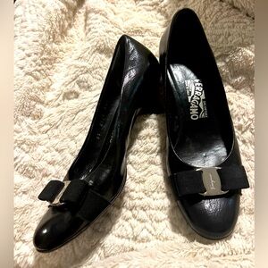SALVATORE FERRAGAMO VARA Black Patent Kitten Heel Pump Bow Silver Logo 8 C